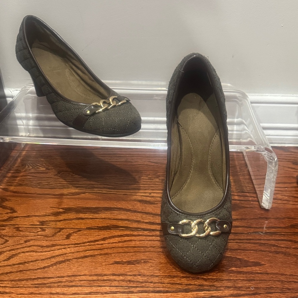 AEROSOLES Black Flats with Gold Chain Detail